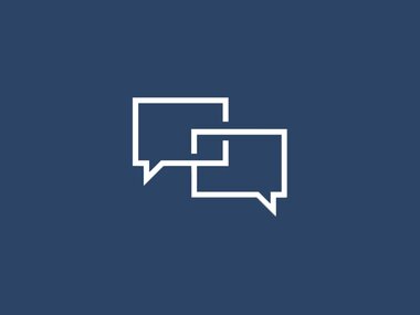 Two interconnected speech bubbles on a dark background, symbolizing communication. | © Zell am See-Kaprun